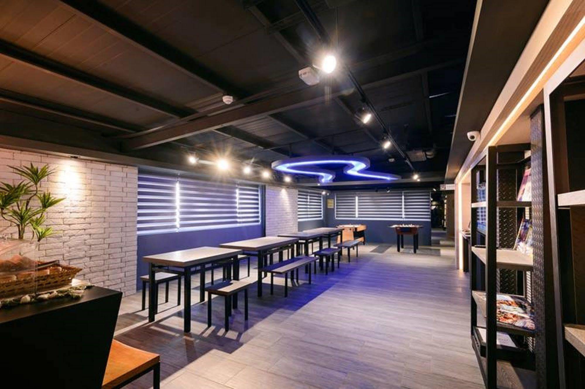 Kiwi Express Hotel-Taichung Station II Exterior photo