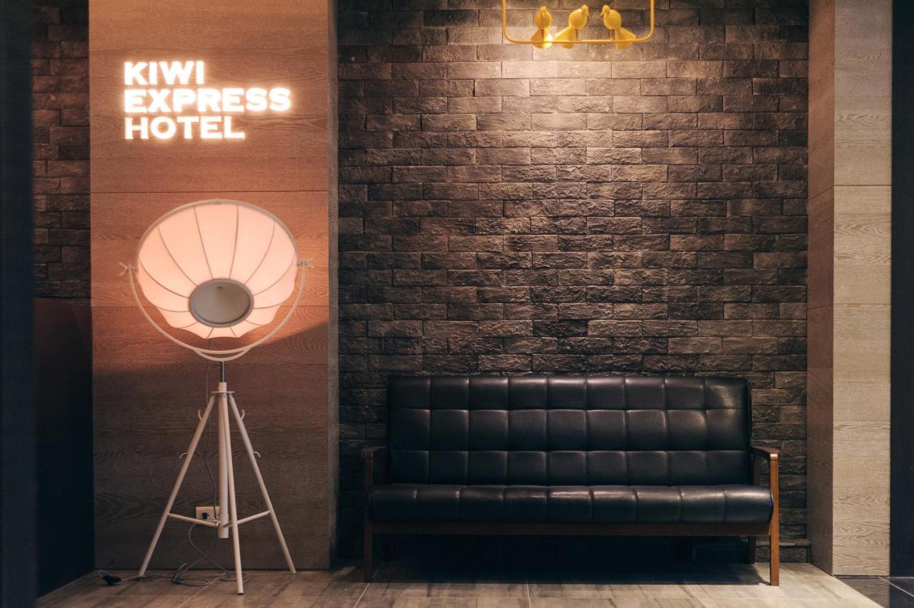 Kiwi Express Hotel-Taichung Station II Exterior photo